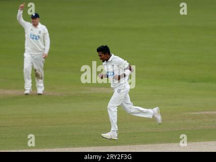 Vishwa Fernando, le joueur de quilles de Durham, célèbre le coup de poing de Josh Hull du Leicestershire au cours de la troisième journée du match du championnat LV= Insurance County au Seat unique Riverside, Chester-le-Street. Date de la photo : jeudi 28 septembre 2023. Banque D'Images