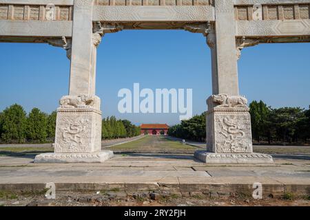 L'arche commémorative en pierre a été construite dans la tombe orientale de la dynastie Qing, en Chine du Nord Banque D'Images