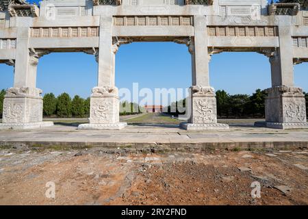 L'arche commémorative en pierre a été construite dans la tombe orientale de la dynastie Qing, en Chine du Nord Banque D'Images