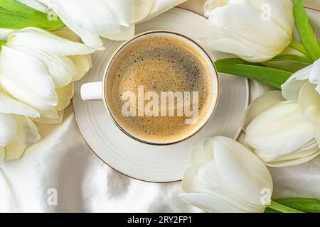 tasse blanche de café et tulipes blanches vue de dessus. Photo de haute qualité Banque D'Images