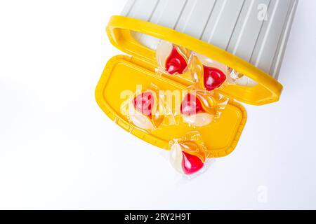 Capsules de blanchisserie et récipients en plastique isolés sur fond blanc. Photo de haute qualité Banque D'Images