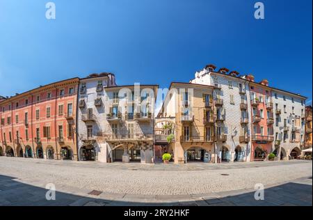 Cuneo, Piémont, Italie - 16 août 2023 : paysage urbain sur Roma Street rue principale piétonne pavée avec des bâtiments anciens décorés et avec arcade Banque D'Images