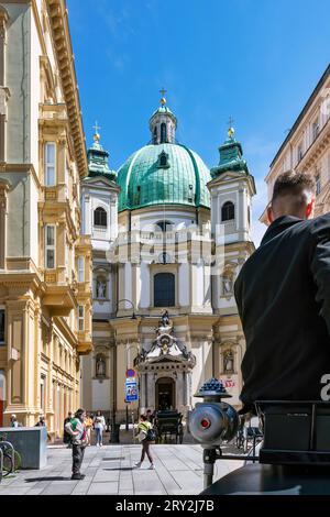 Die Kirche, Peter in Wien mit Fiaker Banque D'Images