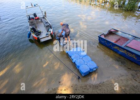 28 septembre 2023, Saxe-Anhalt, Arendsee : le plongeur Andreas Trepte transporte sa caméra sous-marine à bord d'un bateau sur les rives du lac Arendsee. Des archéologues de l'Office d'État de Saxe-Anhalt pour la préservation des monuments et l'archéologie étudient les sites au fond du lac Arendsee depuis le 25 septembre 2023. Au total, 20 cibles seront étudiées en haute résolution et en 3D d’ici la fin de la semaine. Entre autres choses, des clôtures à poissons de différentes époques ont été découvertes. L'Institut Fraunhofer d'Optronique, d'Ingénierie des systèmes et d'exploitation des images de l'Applied Systems fr Banque D'Images