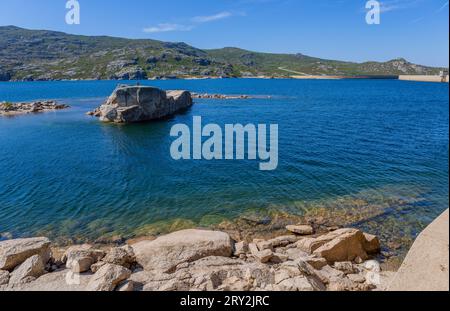 Lagoa Comprida (lac long) est le plus grand lac du parc naturel de la Serra da Estrela, au Portugal. Banque D'Images