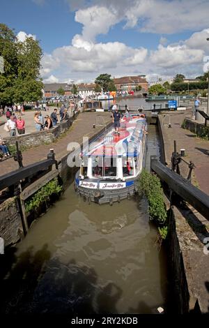 Jennifer May est une nouvelle barge de canal à large faisceau touristique à Stratford upon Avon construite en 2013 selon les derniers règlements de l'Agence des gardes-côtes maritimes, en train de prendre Banque D'Images