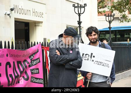 Londres, Royaume-Uni. 28 septembre 2023. Enseignants et étudiants unis en solidarité avec la grève ! Les manifestants réclament une augmentation de salaire de 18% pour lutter contre l’inflation. Pendant ce temps, la direction de l'université paie des salaires ridiculement élevés. L'inflation a créé une crise du coût de la vie à travers le Royaume-Uni. Les travailleurs sont payés si peu que les employés doivent aller dans les banques alimentaires pour réclamer de la nourriture. De nombreux employés ont peur de protester parce qu'ils peuvent être licenciés ou forcés de travailler pour leur survie devant le siège de l'UCEA, Tavistock Square. Crédit : Voir Li/Picture Capital/Alamy Live News Banque D'Images