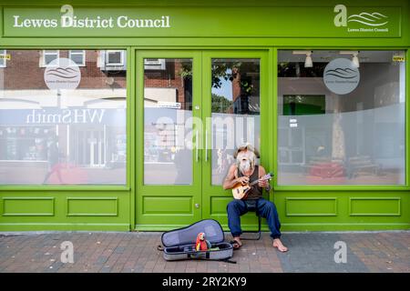 Un Street Entertainer habillé en pirate avec Un perroquet jouet jouant dans The High Street, Lewes, East Sussex, Royaume-Uni. Banque D'Images