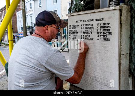 Un artisan local réparation du Mémorial de guerre de la ville, High Street, Lewes, East Sussex, Royaume-Uni. Banque D'Images