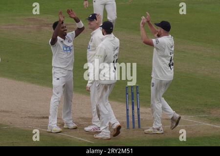 Chester le Street, 28 septembre 2023. Vishwa Fernando bowling pour Durham Cricket célèbre après avoir pris un guichet du Leicestershire dans le match de County Championship Division 2 à Seat unique Riverside. Crédit : Colin Edwards/Alamy Live News Banque D'Images