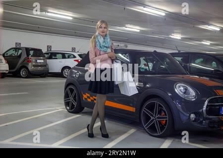 Jeune femme élégante dans un garage de stationnement (modèle libéré) Banque D'Images