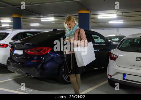 Jeune femme élégante dans un garage de stationnement (modèle libéré) Banque D'Images