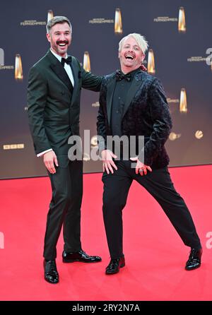 28 septembre 2023, Rhénanie du Nord-Westphalie, Cologne : l'acteur Jochen Schropp (l) et l'artiste Ross Antony viennent au Coloneum pour les German Television Awards 2023. Photo : Henning Kaiser/dpa Banque D'Images