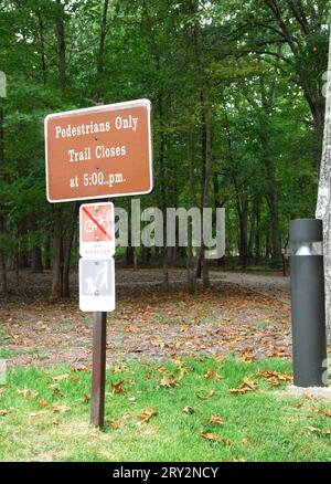 La photo montre un panneau d'information sur le sentier de randonnée au Kings Mountain National Military Park Welcome Center South Carolina USA. Banque D'Images