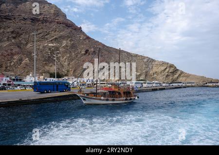 Santorin, Grèce - 7 septembre 2023 : vue d'un petit bateau d'excursion au port d'Athinios Santorin Grèce Banque D'Images