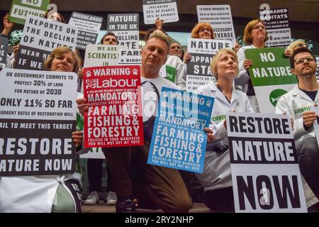 Londres, Royaume-Uni. 28 septembre 2023. Le naturaliste et présentateur de télévision Chris Packham se joint à des scientifiques en dehors du DEFRA. Des manifestants et des membres de plus de 40 ONG de nature et d'environnement se sont rassemblés devant le ministère de l'Environnement, de l'alimentation et des Affaires rurales pour appeler le gouvernement à restaurer la nature, à la suite d'un rapport accablant sur l'état de la nature au Royaume-Uni. Crédit : Vuk Valcic/Alamy Live News Banque D'Images