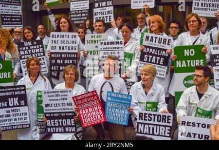 Londres, Royaume-Uni. 28 septembre 2023. Le naturaliste et présentateur de télévision Chris Packham se joint à des scientifiques en dehors du DEFRA. Des manifestants et des membres de plus de 40 ONG de nature et d'environnement se sont rassemblés devant le ministère de l'Environnement, de l'alimentation et des Affaires rurales pour appeler le gouvernement à restaurer la nature, à la suite d'un rapport accablant sur l'état de la nature au Royaume-Uni. Crédit : Vuk Valcic/Alamy Live News Banque D'Images