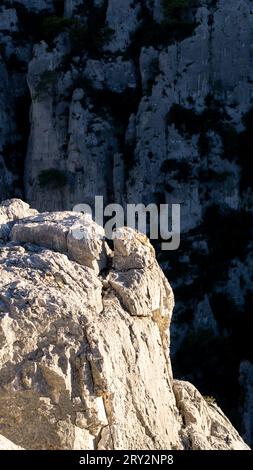 Les fragments de roches dans le parc national de la Calanque, France qui brillent dans les rayons du soleil. Banque D'Images