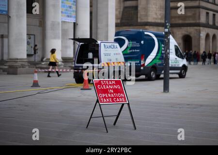 Manchester, Royaume-Uni. 26 septembre 2023. Le trottoir de St Peter's Square est nettoyé à la vapeur avant la conférence du Parti conservateur de 2023 au Manchester Central Convention Complex.(photo : Pat Scaasi | MI News) crédit : MI News & Sport / Alamy Live News Banque D'Images