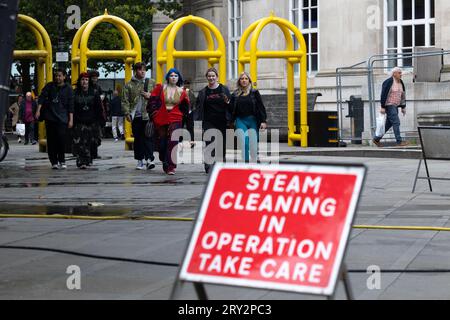 Manchester, Royaume-Uni. 26 septembre 2023. Le trottoir de St Peter's Square est nettoyé à la vapeur avant la conférence du Parti conservateur de 2023 au Manchester Central Convention Complex.(photo : Pat Scaasi | MI News) crédit : MI News & Sport / Alamy Live News Banque D'Images