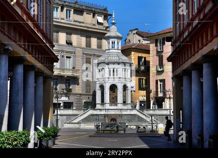 Italien, Acqui terme, 04.09.2023 Acqui terme ist eine Stadt in der Provinz Alessandria. SIE ist wegen ihrer heißen schwefelhaltigen Thermalquellen bekannt, von denen eine im Stadtzentrum liegt. Foto : Die Thermalquelle la Bollente in Acqui Italien-Acqui terme, *** Italy, Acqui terme, 04 09 2023 Acqui terme est une ville de la province d'Alessandria elle est connue pour ses sources thermales sulfureuses chaudes, dont l'un est situé dans le centre-ville photo la source thermale la Bollente à Acqui Italie Acqui terme, Banque D'Images