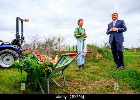 Geldermalsen, Niederlande. 28 septembre 2023. Geldermalsen, le 28 septembre 2023, Roi Willem-Alexander des pays-Bas au Voedselbos Lingehout à Geldermalsen, le 28 septembre 2023, pour une visite de travail à Citizen Wind Cooperative West-Betuwe, il parle avec les initiateurs de leurs objectifs et investissements durables et reçoit une visite, puis il ouvre WattHub, la première place de recharge pour les engins de construction lourds et les camions électriques crédit : Albert Nieboer/Netherlands OUT/point de vue OUT/dpa/Alamy Live News Banque D'Images