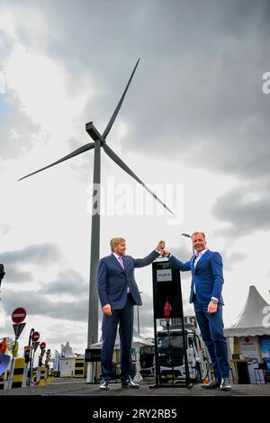 Geldermalsen, Niederlande. 28 septembre 2023. Geldermalsen, le 28 septembre 2023, Roi Willem-Alexander des pays-Bas au Voedselbos Lingehout à Geldermalsen, le 28 septembre 2023, pour une visite de travail à Citizen Wind Cooperative West-Betuwe, il parle avec les initiateurs de leurs objectifs et investissements durables et reçoit une visite, puis il ouvre WattHub, la première place de recharge pour les engins de construction lourds et les camions électriques crédit : Albert Nieboer/Netherlands OUT/point de vue OUT/dpa/Alamy Live News Banque D'Images