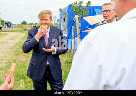 Geldermalsen, Niederlande. 28 septembre 2023. Geldermalsen, le 28 septembre 2023, Roi Willem-Alexander des pays-Bas au Voedselbos Lingehout à Geldermalsen, le 28 septembre 2023, pour une visite de travail à Citizen Wind Cooperative West-Betuwe, il parle avec les initiateurs de leurs objectifs et investissements durables et reçoit une visite, puis il ouvre WattHub, la première place de recharge pour les engins de construction lourds et les camions électriques crédit : Albert Nieboer/Netherlands OUT/point de vue OUT/dpa/Alamy Live News Banque D'Images