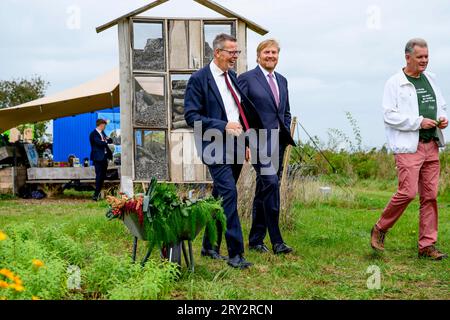 Geldermalsen, Niederlande. 28 septembre 2023. Geldermalsen, le 28 septembre 2023, Roi Willem-Alexander des pays-Bas au Voedselbos Lingehout à Geldermalsen, le 28 septembre 2023, pour une visite de travail à Citizen Wind Cooperative West-Betuwe, il parle avec les initiateurs de leurs objectifs et investissements durables et reçoit une visite, puis il ouvre WattHub, la première place de recharge pour les engins de construction lourds et les camions électriques crédit : Albert Nieboer/Netherlands OUT/point de vue OUT/dpa/Alamy Live News Banque D'Images