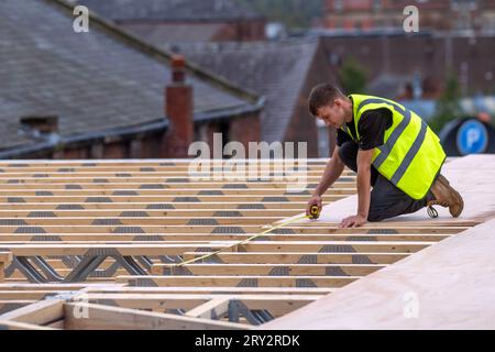 Extraordinaire extension du toit en bois en cours sur le bâtiment du centre-ville à Preston. L'élévation utilise des poutres SterlingOSB Zero imperméables et des fermes de toit en treillis pour soutenir. Banque D'Images