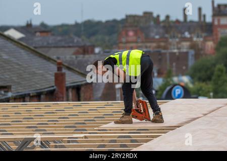 Extraordinaire extension du toit en bois en cours sur le bâtiment du centre-ville à Preston. L'élévation utilise des poutres SterlingOSB Zero imperméables et des fermes de toit en treillis pour soutenir. Banque D'Images