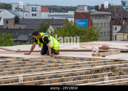 Extraordinaire extension du toit en bois en cours sur le bâtiment du centre-ville à Preston. L'élévation utilise des poutres SterlingOSB Zero imperméables et des fermes de toit en treillis pour soutenir. Banque D'Images