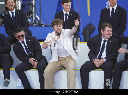 Tom Grennan avec Rory McIlroy (à gauche) et Robert MacIntyre de Team Europe lors de la cérémonie d'ouverture de la Ryder Cup au Marco Simone Golf and Country Club, Rome, Italie. Date de la photo : jeudi 28 septembre 2023. Banque D'Images