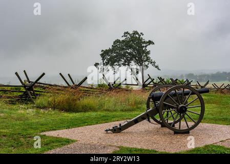 Pistolet Parrott au Mémorial de la paix un jour d'automne pluvieux, Gettysburg PA USA Banque D'Images