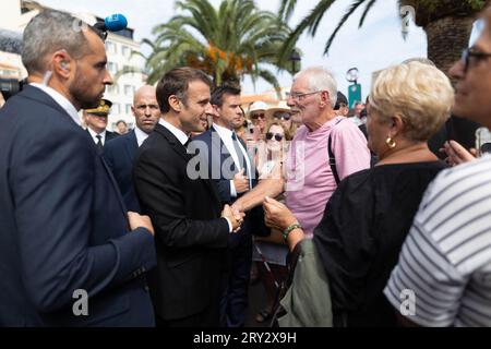Ajaccio, France. 28 septembre 2023. Le président français Emmanuel Macron serre la main aux sympathisants lors d’un voyage de trois jours en Corse à Ajaccio le 28 septembre 2023. Photo de Raphael Lafargue/ABACAPRESS.COM crédit : Abaca Press/Alamy Live News Banque D'Images