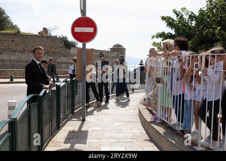Ajaccio, France. 28 septembre 2023. Le président français Emmanuel Macron rencontre des enfants lors d’un voyage de trois jours en Corse à Ajaccio le 28 septembre 2023. Photo de Raphael Lafargue/ABACAPRESS.COM crédit : Abaca Press/Alamy Live News Banque D'Images