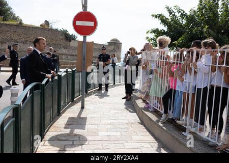 Ajaccio, France. 28 septembre 2023. Le président français Emmanuel Macron rencontre des enfants lors d’un voyage de trois jours en Corse à Ajaccio le 28 septembre 2023. Photo de Raphael Lafargue/ABACAPRESS.COM crédit : Abaca Press/Alamy Live News Banque D'Images