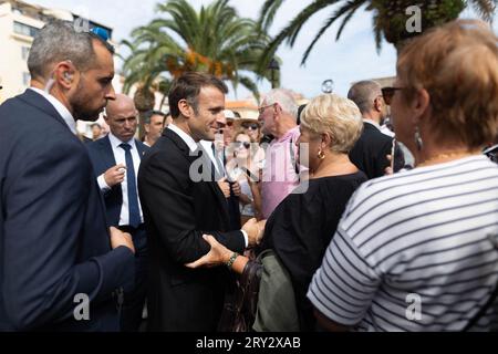 Ajaccio, France. 28 septembre 2023. Le président français Emmanuel Macron serre la main aux sympathisants lors d’un voyage de trois jours en Corse à Ajaccio le 28 septembre 2023. Photo de Raphael Lafargue/ABACAPRESS.COM crédit : Abaca Press/Alamy Live News Banque D'Images