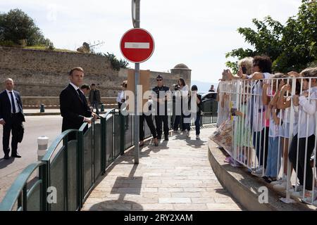 Ajaccio, France. 28 septembre 2023. Le président français Emmanuel Macron rencontre des enfants lors d’un voyage de trois jours en Corse à Ajaccio le 28 septembre 2023. Photo de Raphael Lafargue/ABACAPRESS.COM crédit : Abaca Press/Alamy Live News Banque D'Images