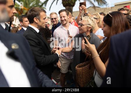 Ajaccio, France. 28 septembre 2023. Le président français Emmanuel Macron serre la main aux sympathisants lors d’un voyage de trois jours en Corse à Ajaccio le 28 septembre 2023. Photo de Raphael Lafargue/ABACAPRESS.COM crédit : Abaca Press/Alamy Live News Banque D'Images