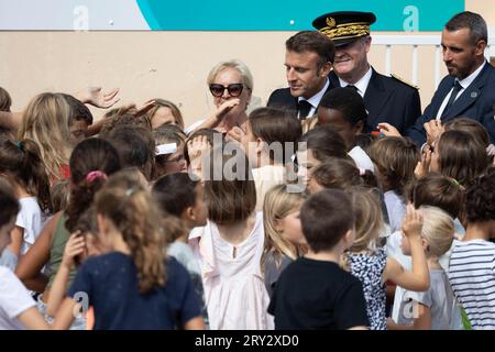 Ajaccio, France. 28 septembre 2023. Le président français Emmanuel Macron serre la main aux sympathisants lors d’un voyage de trois jours en Corse à Ajaccio le 28 septembre 2023. Photo de Raphael Lafargue/ABACAPRESS.COM crédit : Abaca Press/Alamy Live News Banque D'Images