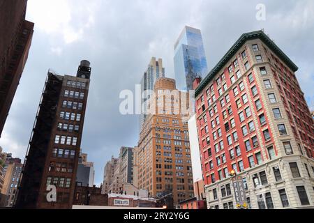 NEW YORK, États-Unis - 4 JUILLET 2013 : Skyline urbaine de West 31st Street à Midtown Manhattan, New York. Banque D'Images