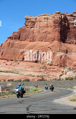 UTAH, ÉTATS-UNIS - 21 JUIN 2013 : les motards roulent dans le parc national des Arches dans l'Utah. Arches NP a été visité par 1 070 577 personnes en 2012. Banque D'Images