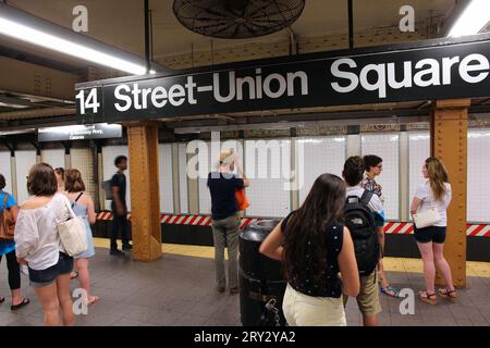NEW YORK, États-Unis - 4 JUIN 2013 : les gens attendent dans une station de métro à New York. Avec 1,67 milliards de trajets annuels, New York City Subway est le 7e met le plus fréquenté Banque D'Images