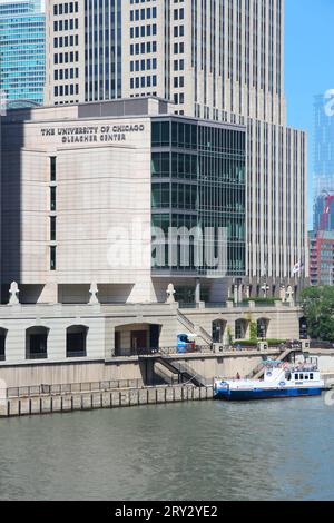 CHICAGO, États-Unis - 27 JUIN 2013 : The University of Chicago Gleacher Center by Chicago River. Il fait partie de Booth School of Business (une entreprise diplômée Banque D'Images