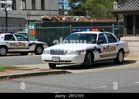 WASHINGTON, États-Unis - 14 JUIN 2013 : voiture de patrouille de la police du Capitole des États-Unis garée avec des feux de signalisation à Washington DC. Banque D'Images