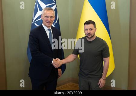 Kyiev, Ukraine. 28 septembre 2023. Le président ukrainien Volodymyr Zelensky (à droite) et le secrétaire général de l’OTAN, Jens Stoltenberg, serrent la main à la fin de leur conférence de presse à la suite des entretiens à Kiev en ukrainien, le jeudi 28 septembre 2023. Photo du bureau de presse du président ukrainien/ crédit : UPI/Alamy Live News Banque D'Images