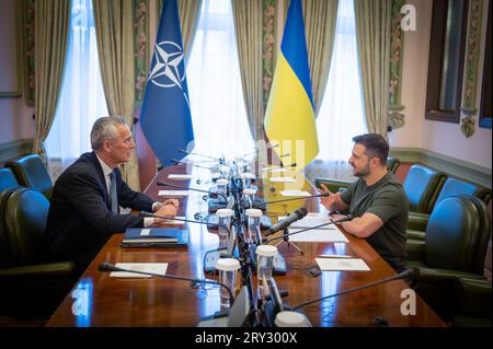 Kyiev, Ukraine. 28 septembre 2023. Le président ukrainien Volodymyr Zelensky (à droite) lors d’une réunion avec le secrétaire général de l’OTAN, Jens Stoltenberg, le jeudi 28 septembre 2023. Photo du bureau de presse du président ukrainien/ crédit : UPI/Alamy Live News Banque D'Images