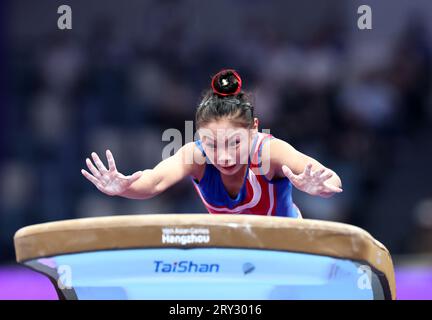 Pékin, province chinoise du Zhejiang. 28 septembre 2023. Kim Sonhyang de la République populaire démocratique de Corée (RPDC) participe à la finale de gymnastique artistique de la voûte féminine aux 19e Jeux asiatiques à Hangzhou, dans la province du Zhejiang, dans l'est de la Chine, le 28 septembre 2023. Crédit : LAN Hongguang/Xinhua/Alamy Live News Banque D'Images