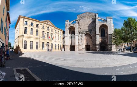 Saint Maximin la Sainte Baume, France, 28 septembre 2023. Vue panoramique de Saint Maximin la Sainte Baume Hôtel de ville et Basilique de Marie-Madeleine Banque D'Images